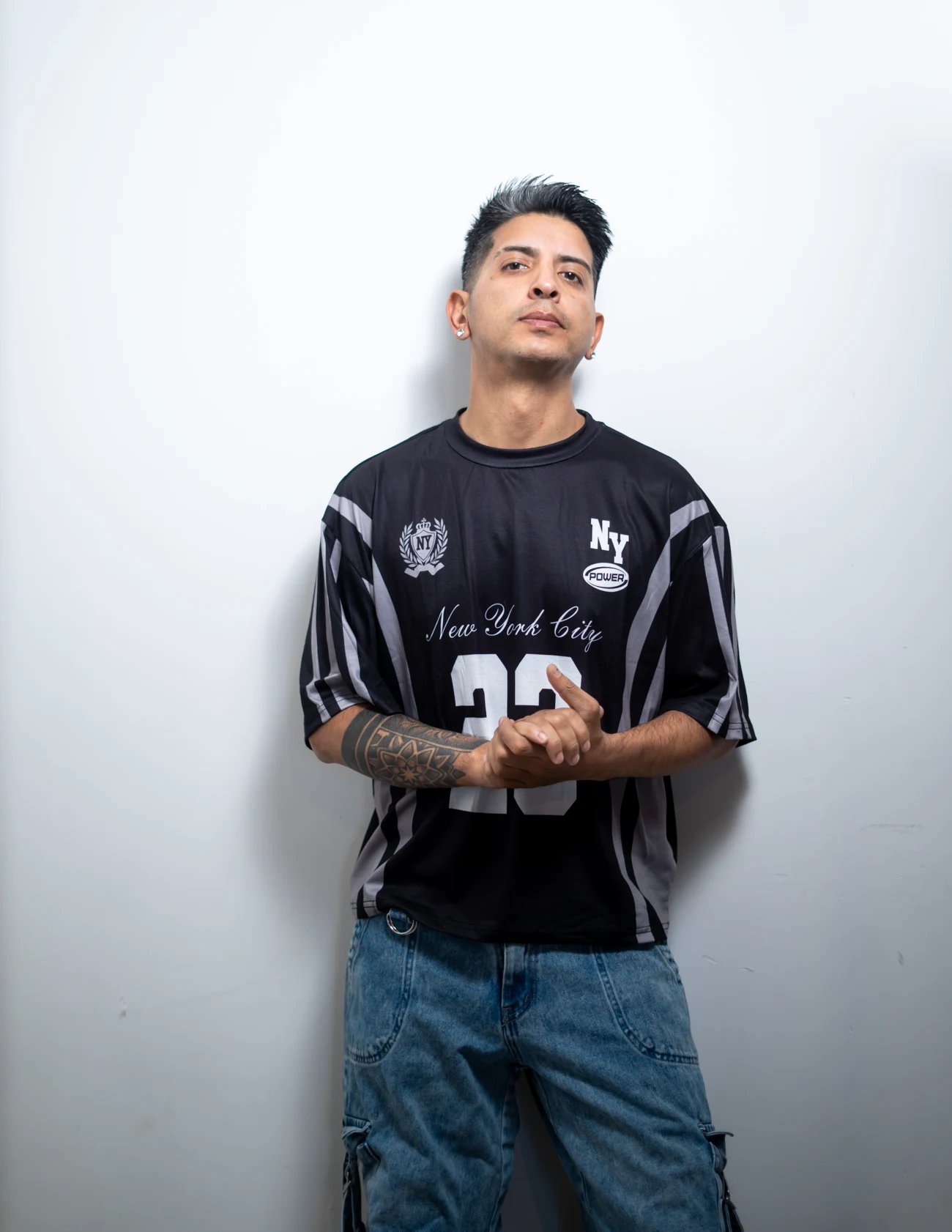 Retrato de estudio de CAITTO con remera negra